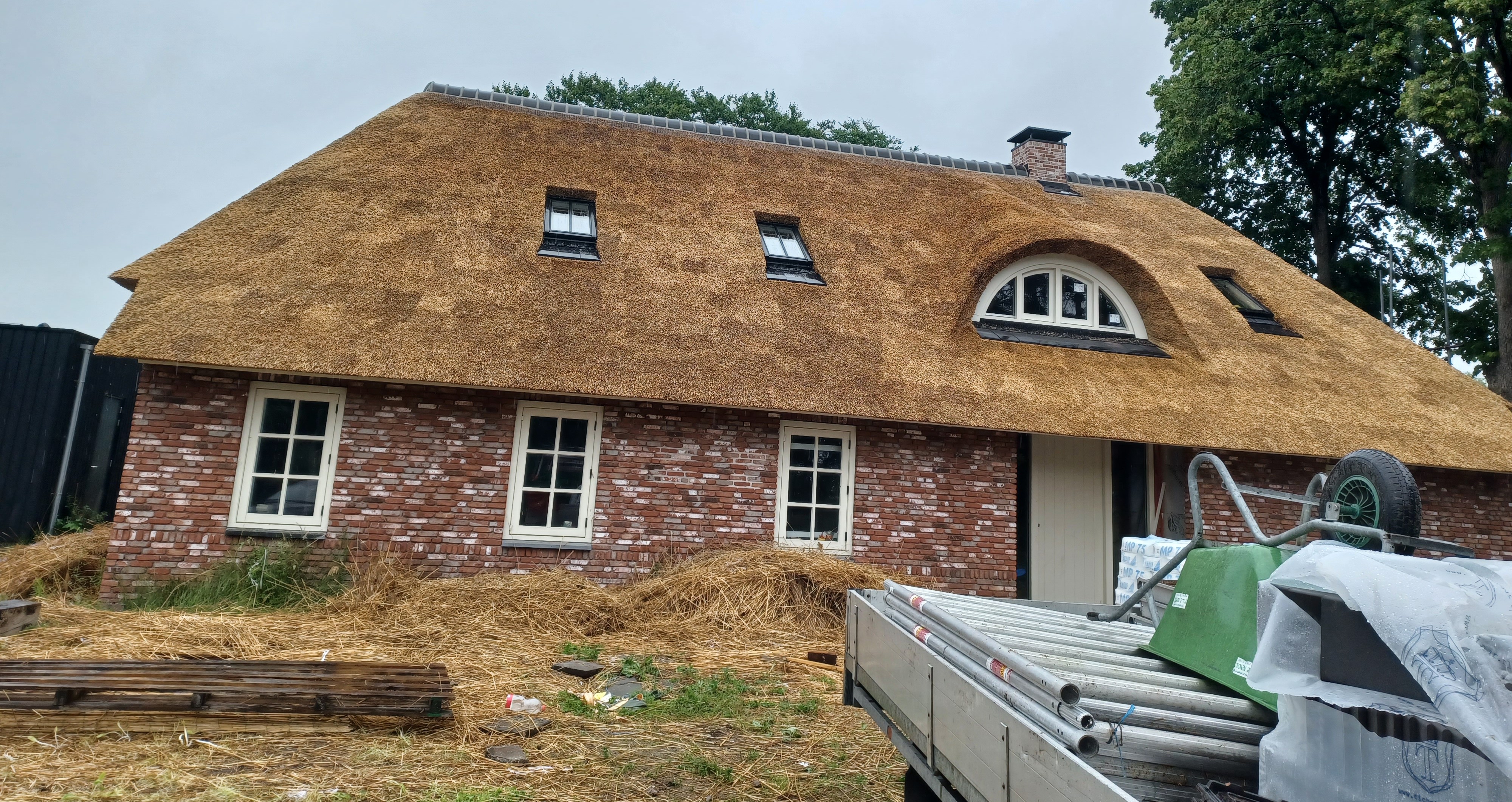 Nádtetőfedés munka közben